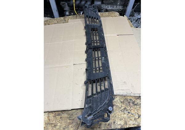 Решітка бампера середня до 12р Renault Megane III 623121799R