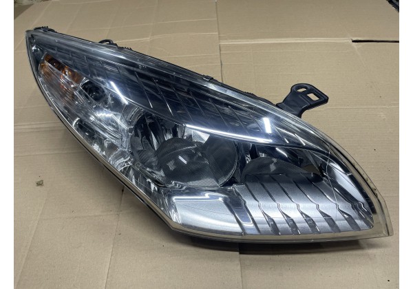 Фара права Renault Megane III, 260100017R