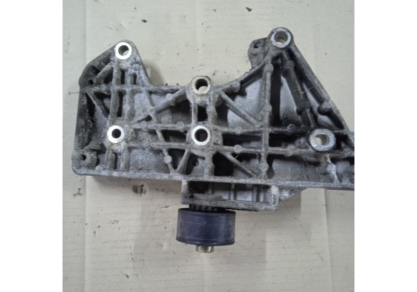 Кронштейн генератора Renault Clio 3, Twingo 2, Modus, Logan, Sandero, 1.2 16V, 8200312116 *