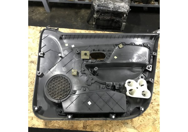 Обшивка, карта лівої передньої дверки Renault Sandero Stepway 2, 809099758R, 809090087R