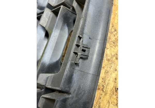 Решітка радіатора Renault Master 3, 623100256R, ДЕФЕКТ КІЛЬКОХ КРІПЛЕНЬ.