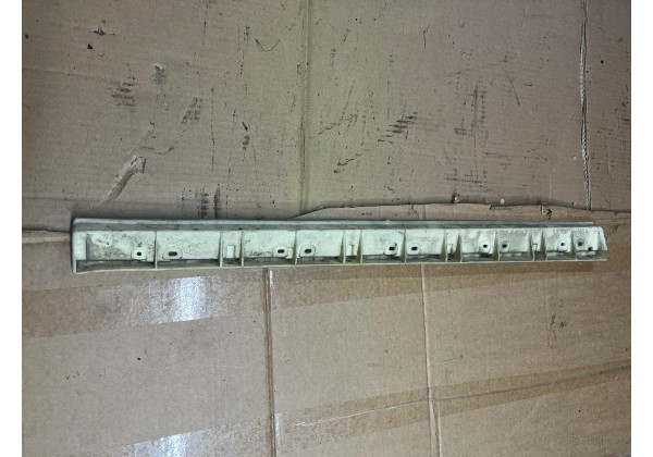 Кронштейн кріплення правої накладки порога Renault Scenic RX4, 7700934911