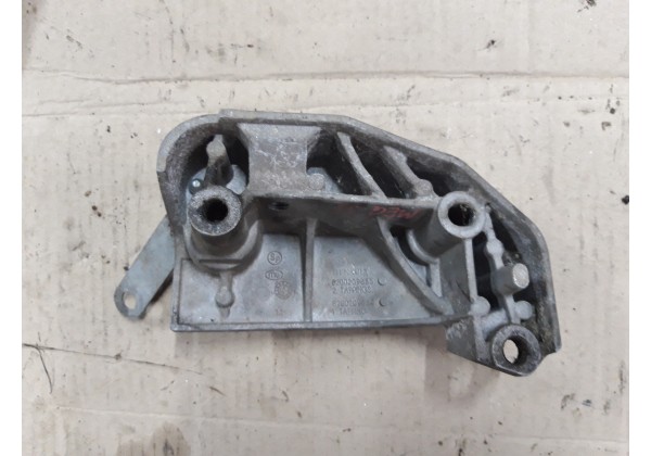 Кронштейн правої подушки двигуна Renault Megane 2, Scenic 2, 1.6 16V, 8200209833, 8200209834
