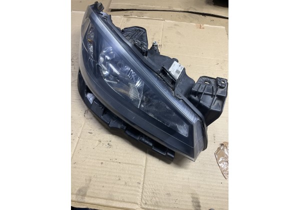 Фара права Renault Laguna II, рест галоген, 05-07р, 8200481197