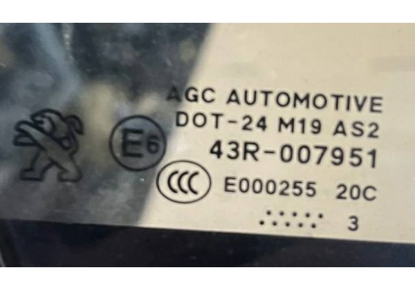 Скло кутове передньої правої дверки Peugeot 208, 2013р, 9801475980