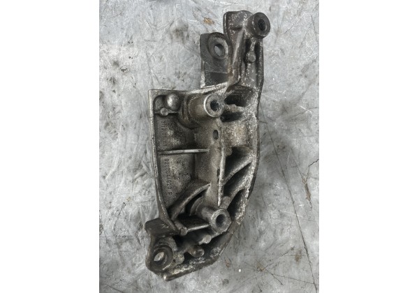 Кронштейн подушки двигуна правий Renault Megane II, Scenic II, 2.0 16V, 8200044920