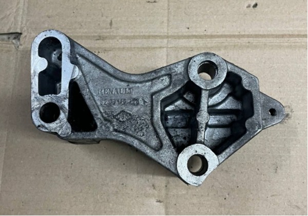 Кронштейн кріплення ГБЦ Renault Espace 4, Laguna 2, Master 1-2, Trafic 2, 2.2-2.5 DCi, 8200140428