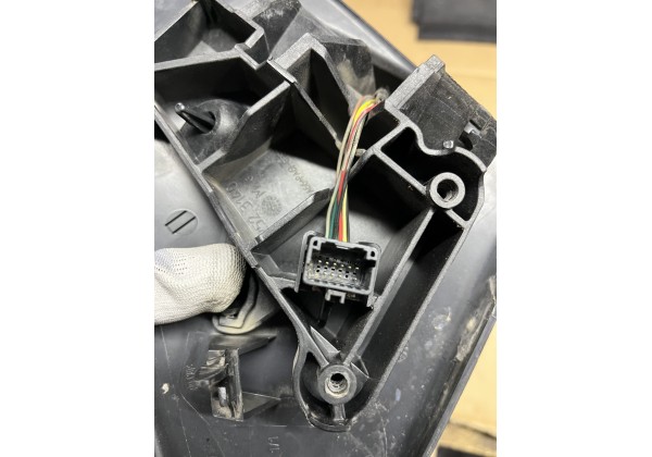 Дзеркало ліве електроскладне Renault Megane 3, 10 пінів . Має дефект вказано на фото 