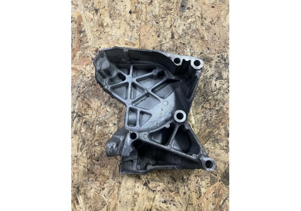 Кронштейн правої подушки двигуна Renault, 1.5 DCi, 8200633253