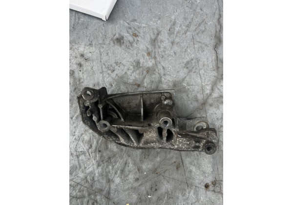 Кронштейн подушки двигуна правий Renault Megane II, Scenic II, 2.0 16V, 8200044920