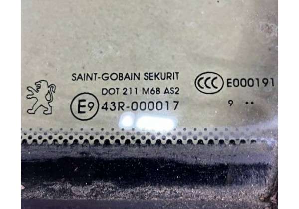 Скло кутове передньої лівої дверки Peugeot 5008, 09-16, 9201N9