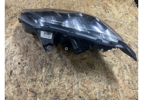 Фара передня права Renault Laguna 3, 260100041R, 89902275