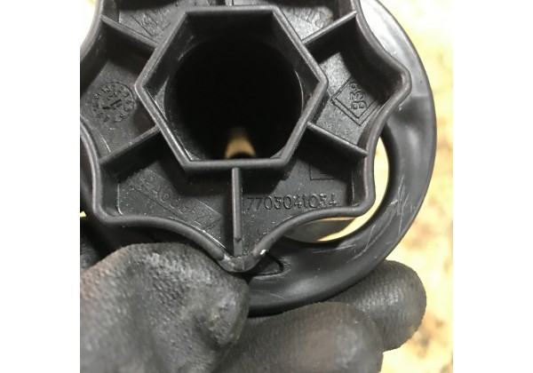 Фіксатор запасного колеса Renault Logan 2, Sandero 2, 7703041034