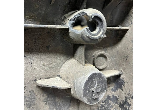 Кронштейн заднього бампера правий Renault Master 3, 852220001R, 2004089, ДЕФЕКТ КРІПЛЕННЯ