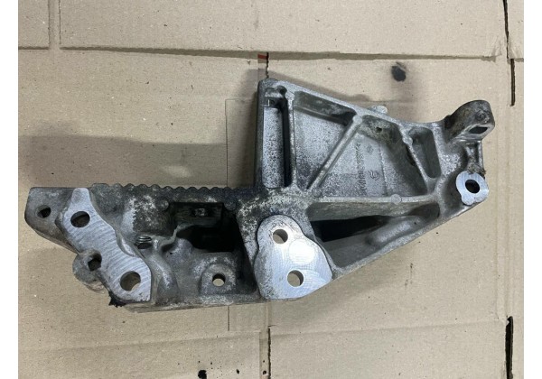 Кронштейн правої подушки двигуна Renault Master 3, 2.3 DCi, 8201055993, 112310605R