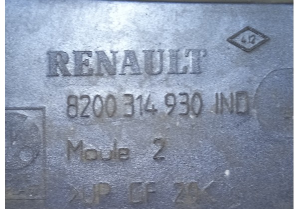 Кронштейн лівого переднього крила Renault Clio 3, 8200314930 *