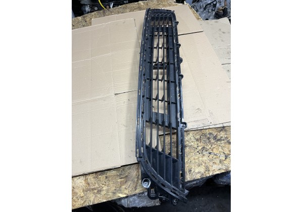 Решітка бампера середня до 12р Renault Megane III 623121799R